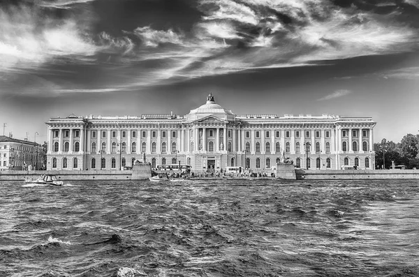 Fachada da Academia Russa de Artes, São Petersburgo, Rússia — Fotografia de Stock