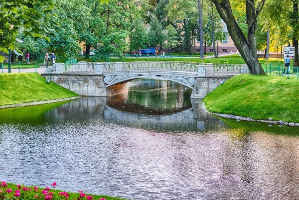 Dentro de Mikhailovsky Garden, parque idillic en el centro de San Petersburgo, Rusia — Foto de Stock