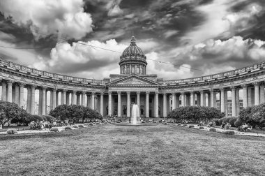 Cephe ve sütunlu Kazan Katedrali, St Petersburg, Rusya