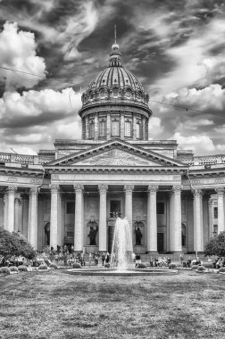 Cephe ve sütunlu Kazan Katedrali, St Petersburg, Rusya