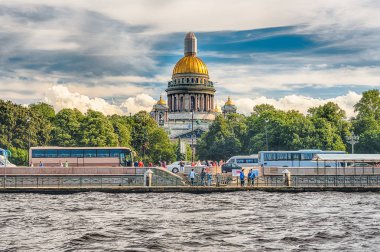 Saint Isaac's Katedrali görüldü Neva nehir, St. Petersburg, Rusya Federasyonu