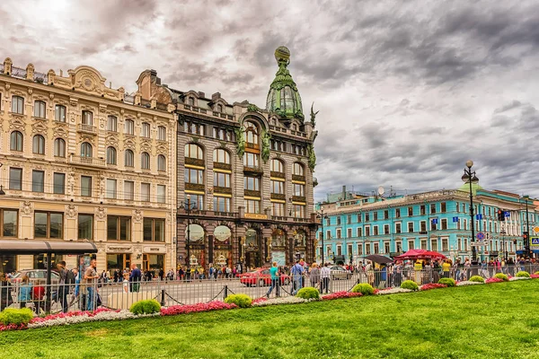 Människor som gick på Nevskij Prospekt, St. Petersburg, Ryssland — Stockfoto