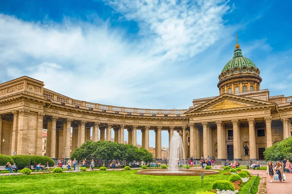 Cephe ve sütunlu Kazan Katedrali, St Petersburg, Rusya — Stok fotoğraf