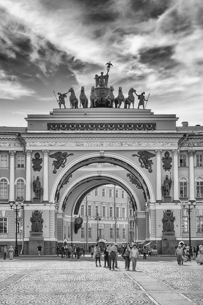 Arco del edificio del Estado Mayor, San Petersburgo, Rusia — Foto de Stock