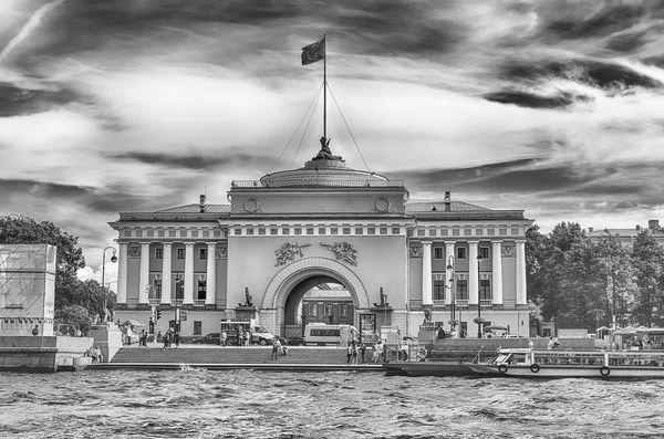 Gevel van het gebouw van de Admiraliteit, St. Petersburg, Rusland — Stockfoto