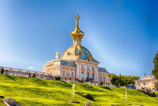 Pohled na palác Peterhof a zahrady, Rusko — Stock fotografie
