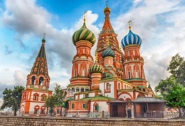 Catedral de São Basílio na Praça Vermelha em Moscou, Rússia — Fotografia de Stock