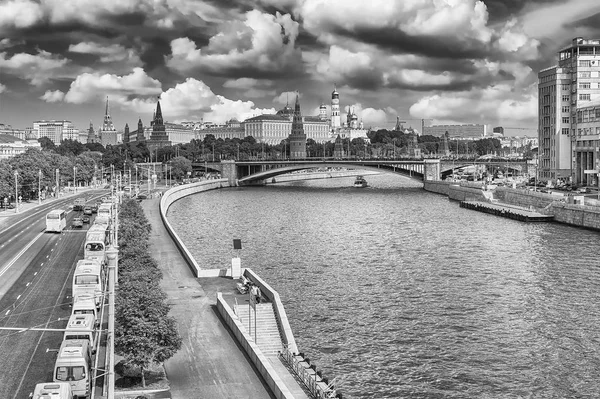Luchtfoto uitzicht over de rivier Moskva en het Kremlin, Moskou, Rusland — Stockfoto