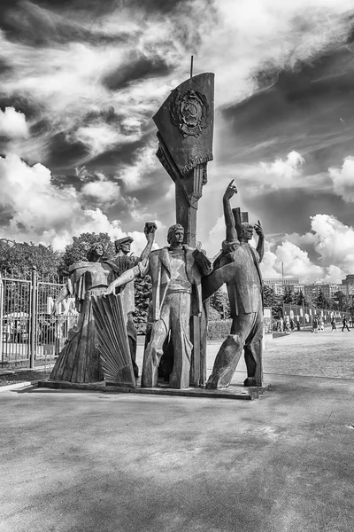 Iconisch monument buiten de New Tretjakov Gallery, Moskou, Rusland — Stockfoto