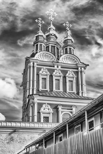 Iglesia ortodoxa dentro del convento Novodevichy, hito icónico en Moscú, Rusia —  Fotos de Stock