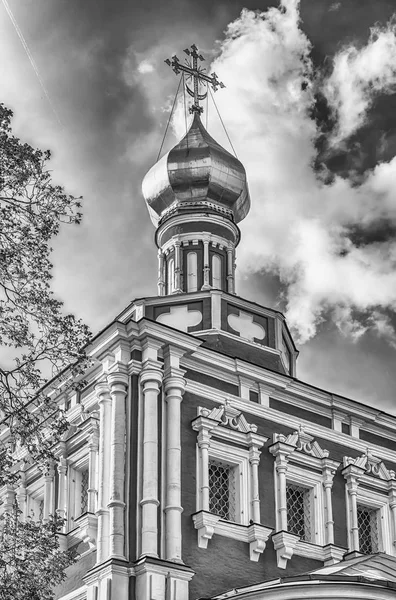 Iglesia ortodoxa dentro del convento Novodevichy, hito icónico en Moscú, Rusia —  Fotos de Stock