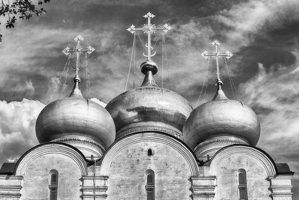 Православный храм в Новодевичьем монастыре, знаковая достопримечательность Москвы, Россия — стоковое фото