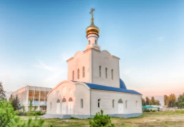 Fundo desfocado com a igreja ortodoxa tradicional em Frunze, Crimeia — Fotografia de Stock