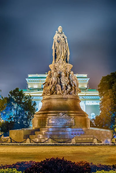 Monumento à Rainha Ekaterina e seus favoritos, São Petersburgo, Rússia — Fotografia de Stock