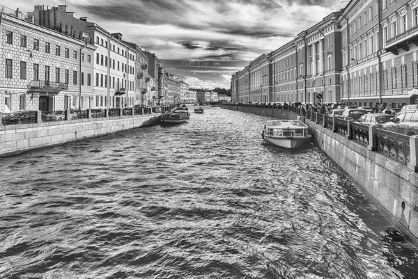 Doğal görünümü üzerinde Moika nehir dolgu, St. Petersburg, Rusya Federasyonu — Stok fotoğraf