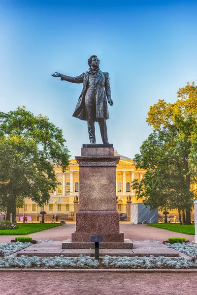 Monument van Aleksandr Poesjkin op Arts Square, St Petersburg, Rusland — Stockfoto