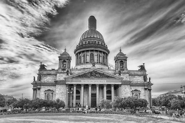标志性的圣以撒大教堂在圣彼得堡，俄罗斯 — 图库照片
