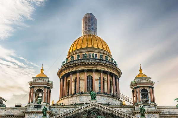 The iconic Saint Isaac 's Cathedral in St. Petersburg, Russia — стоковое фото