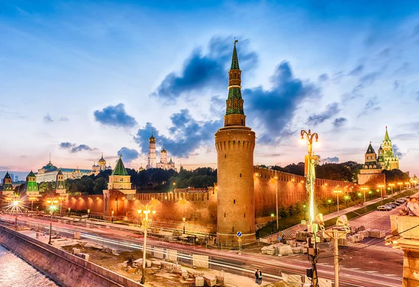 Сценический вид на Беклемишевскую башню и Кремль, Москва, Россия — стоковое фото