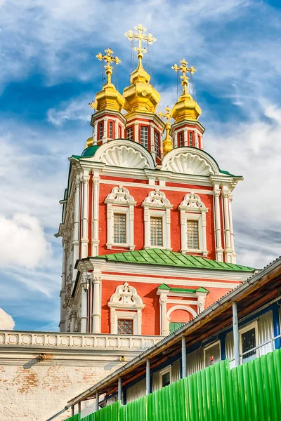 Iglesia ortodoxa dentro del convento Novodevichy, hito icónico en Moscú, Rusia — Foto de Stock