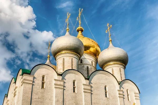 Igreja Ortodoxa dentro do convento Novodevichy, marco icônico em Moscou, Rússia — Fotografia de Stock