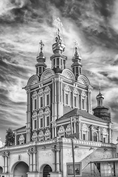 Église orthodoxe à l'intérieur du couvent Novodevichy, monument emblématique à Moscou, Russie — Photo