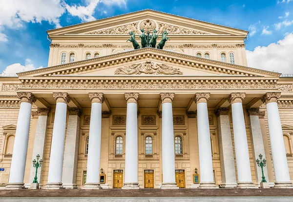 Kultovní Bolshoi Theatre, okružní a mezník v Moskvě, Rusko — Stock fotografie