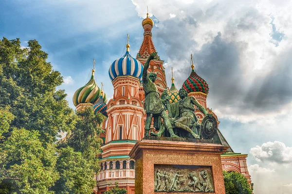 Catedral de San Basilio en la Plaza Roja de Moscú, Rusia — Foto de Stock
