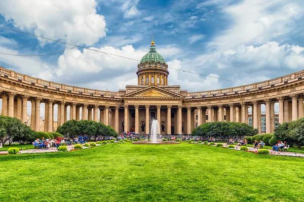Cephe ve sütunlu Kazan Katedrali, St Petersburg, Rusya — Stok fotoğraf