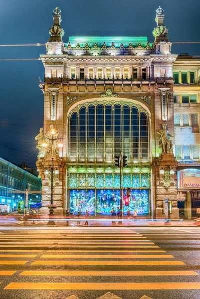 O Teatro de Comédia Nikolay Akimov São Petersburgo à noite, Rússia — Fotografia de Stock