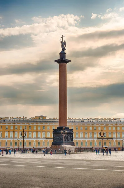 Sándor-oszlop, a palota tér, a St. Petersburg, Oroszország — Stock Fotó