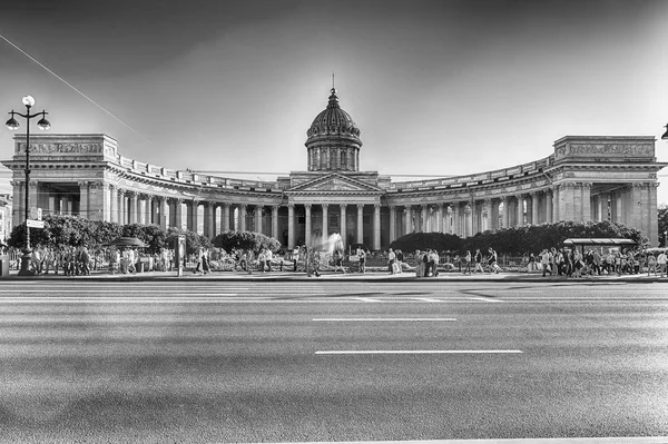 Gevel en colonnade van Kazan kathedraal in St. Petersburg, Rusland — Stockfoto