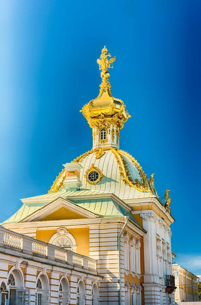 Visa av Peterhof palatset och trädgården, Ryssland — Stockfoto