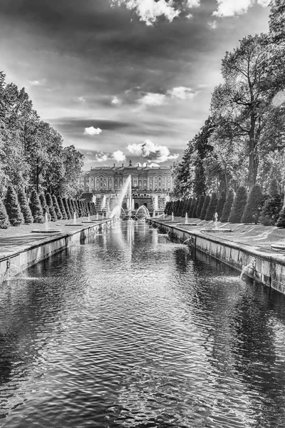 Vista panorámica sobre el Palacio Peterhof y el Canal del Mar, Rusia — Foto de Stock