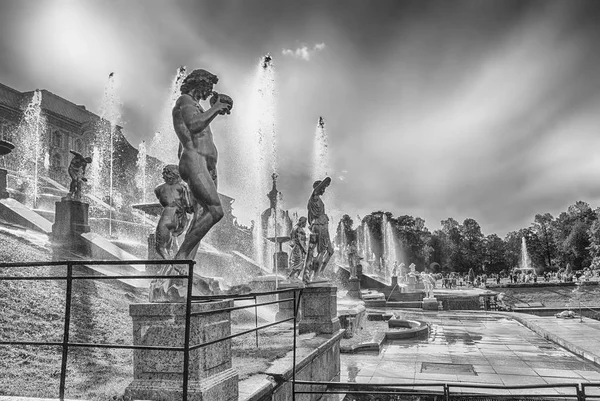 Malerischer Blick auf die große Kaskade, Palast Peterhof, Russland — Stockfoto