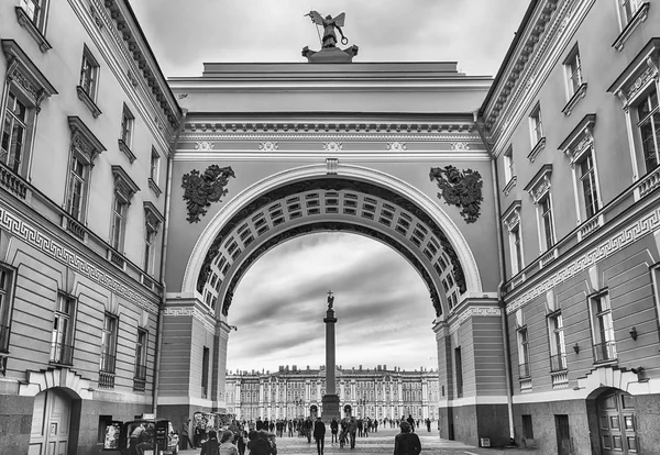 Arch av allmänna personalen byggnaden, St. Petersburg, Ryssland — Stockfoto