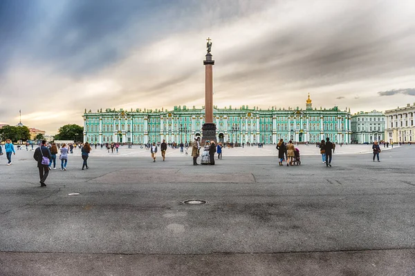 Alexander Column and Winter Palace em São Petersburgo, Rússia — Fotografia de Stock