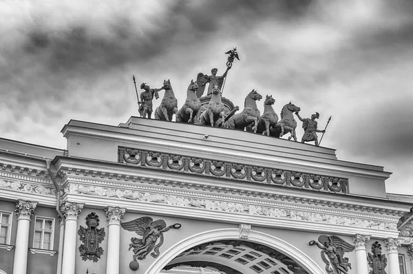 Facciata del Palazzo dello Stato Maggiore, San Pietroburgo, Russia — Foto Stock