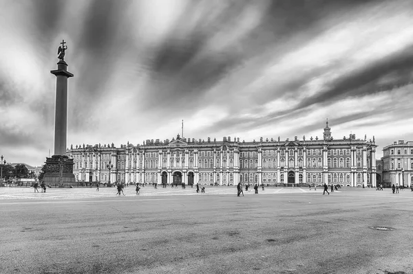 Alexander Column and Winter Palace em São Petersburgo, Rússia — Fotografia de Stock