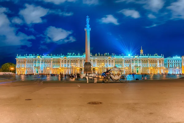 Alexander Column and Winter Palace em São Petersburgo, Rússia — Fotografia de Stock