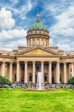 Cephe ve sütunlu Kazan Katedrali, St Petersburg, Rusya
