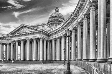 Cephe ve sütunlu Kazan Katedrali, St Petersburg, Rusya