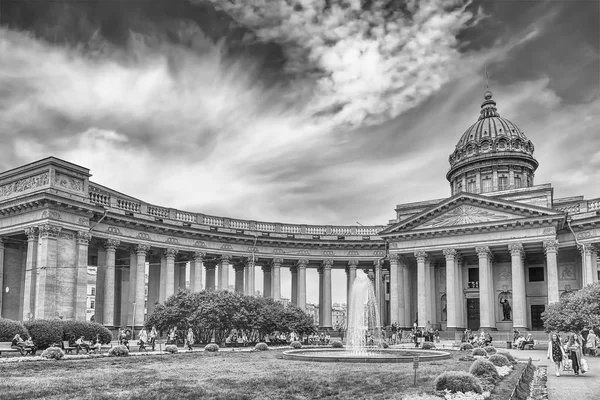 Fachada e colunata da Catedral de Kazan em São Petersburgo, Rússia — Fotografia de Stock