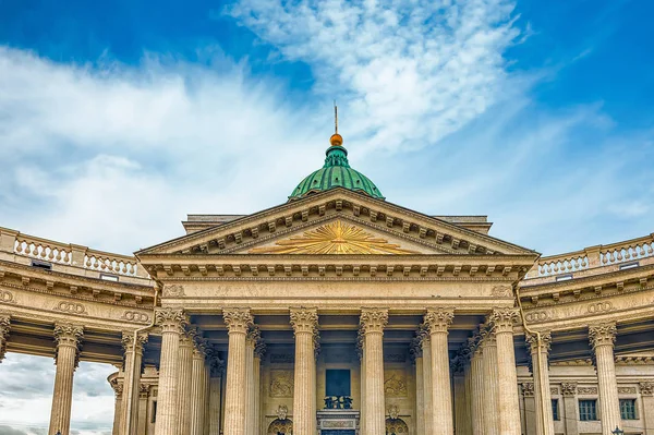 Cephe ve sütunlu Kazan Katedrali, St Petersburg, Rusya — Stok fotoğraf