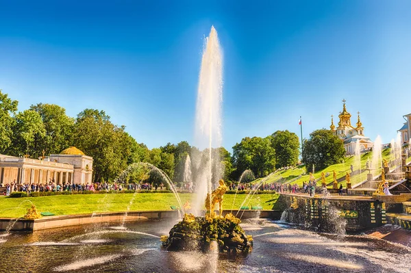 风景的大瀑布，彼得夏宫宫殿，俄罗斯 — 图库照片