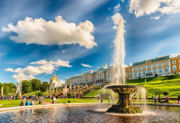 Schilderachtig uitzicht op het Grand Cascade, Palace Peterhof, Rusland — Stockfoto