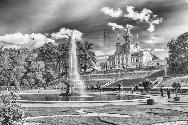 Vista de la Iglesia del Gran Palacio en Peterhof, Rusia — Foto de Stock