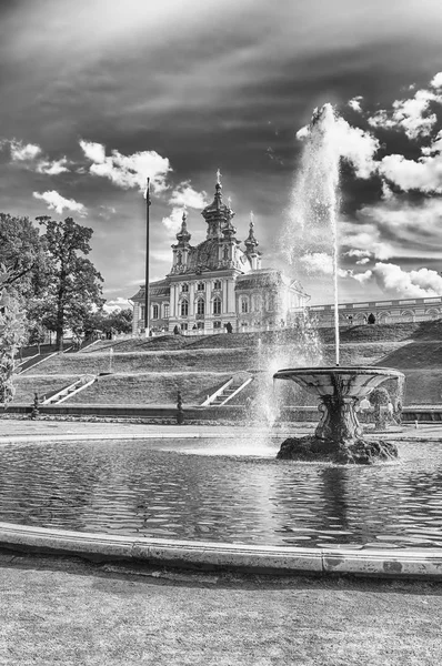 Peterhof, 러시아에서 교회 그랜드 팰리스의 보기 — 스톡 사진