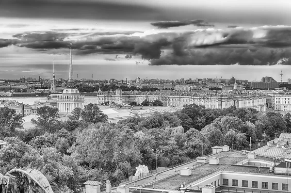 Oferuje panoramiczny widok na St. Petersburg, Federacja Rosyjska, a od katedry Izaaka — Zdjęcie stockowe