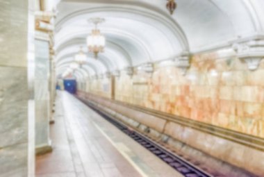 Ufuk arka plan ile iç Komsomolskaya Metro İstasyonu, Moskova, Rusya